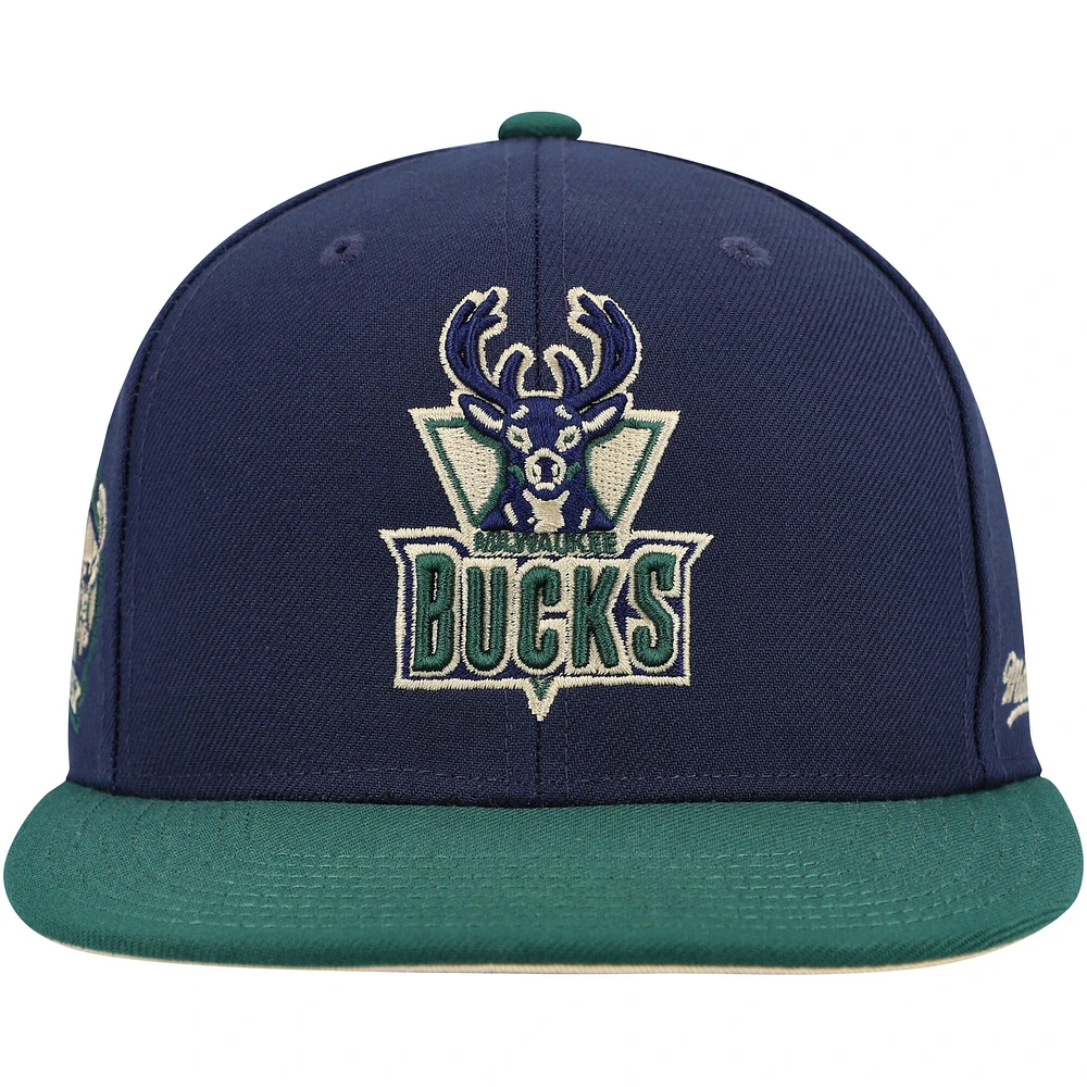 Casquette ajustée Mitchell & Ness Milwaukee Bucks 30e anniversaire Hardwood Classics Grassland bleu marine/vert pour homme