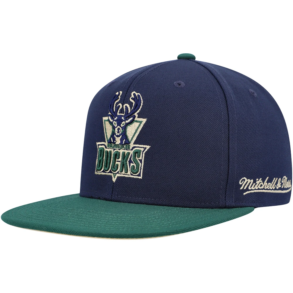 Casquette ajustée Mitchell & Ness Milwaukee Bucks 30e anniversaire Hardwood Classics Grassland bleu marine/vert pour homme