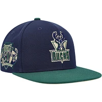 Casquette ajustée Mitchell & Ness Milwaukee Bucks 30e anniversaire Hardwood Classics Grassland bleu marine/vert pour homme