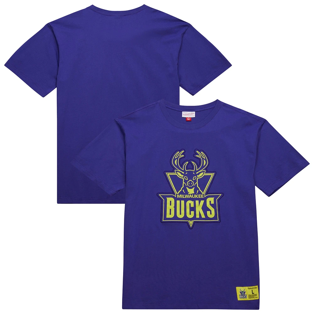 T-shirt violet Mitchell & Ness pour hommes des Milwaukee Bucks Hardwood Classics Neon Nights Premium