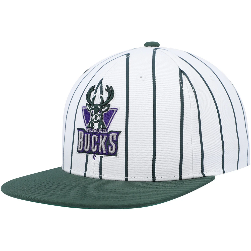 Mitchell & Ness pour homme Milwaukee Bucks blanc Hardwood Classics Pinstripe Snapback Hat