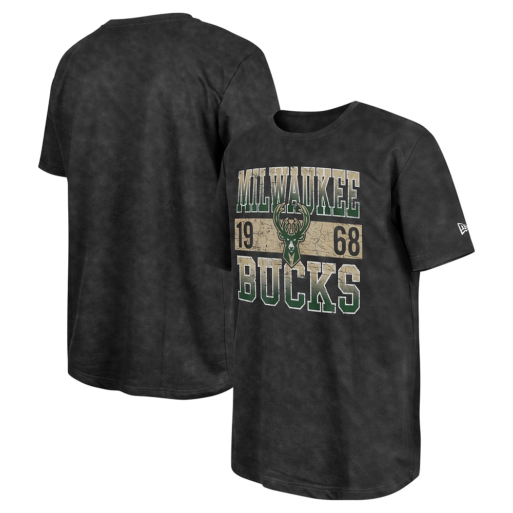 T-shirt surdimensionné noir délavé aux enzymes des Milwaukee Bucks New Era pour hommes