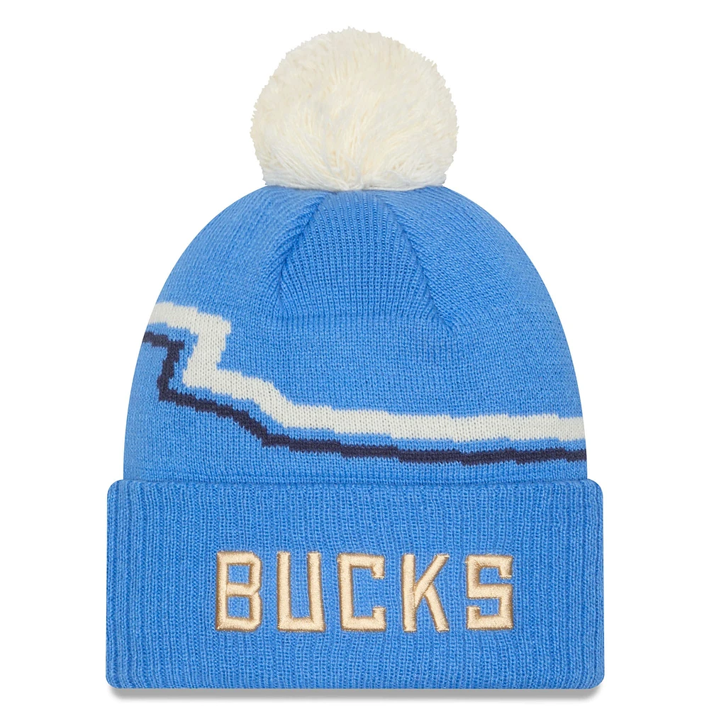 Bonnet à revers en tricot avec pompon Milwaukee Bucks City Edition 2024/25 bleu New Era pour homme