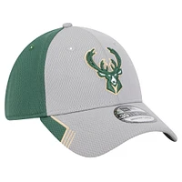 Casquette New Era gris/vert chasseur Milwaukee Bucks Active Trim 39THIRTY Flex pour hommes