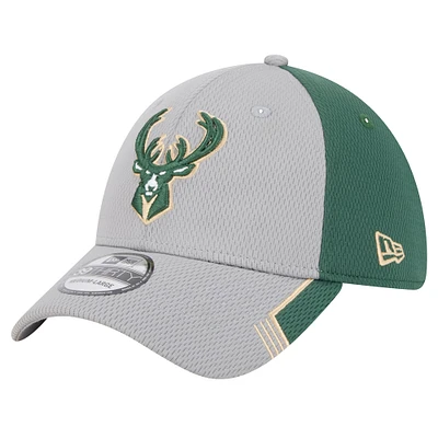 Casquette New Era gris/vert chasseur Milwaukee Bucks Active Trim 39THIRTY Flex pour hommes