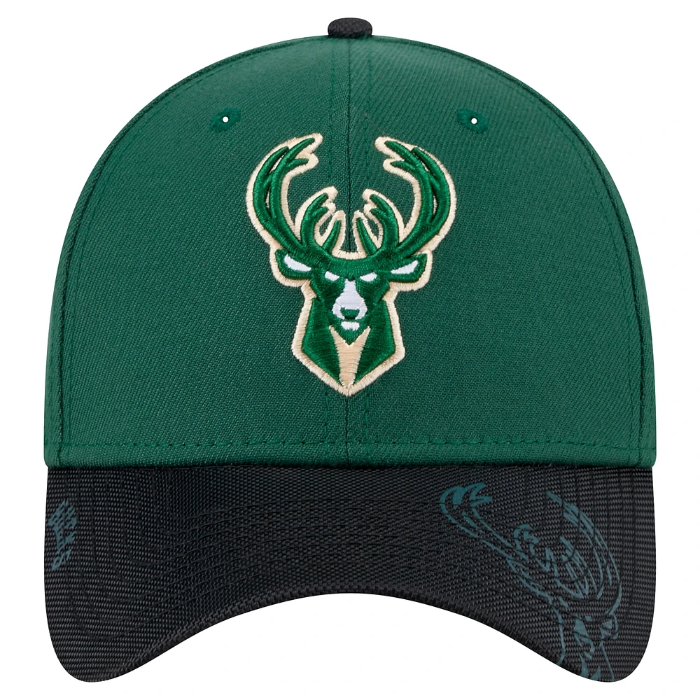 Casquette de baseball New Era Hunter Green Milwaukee Bucks Sport Night Visor Hit 39THIRTY Flex pour homme