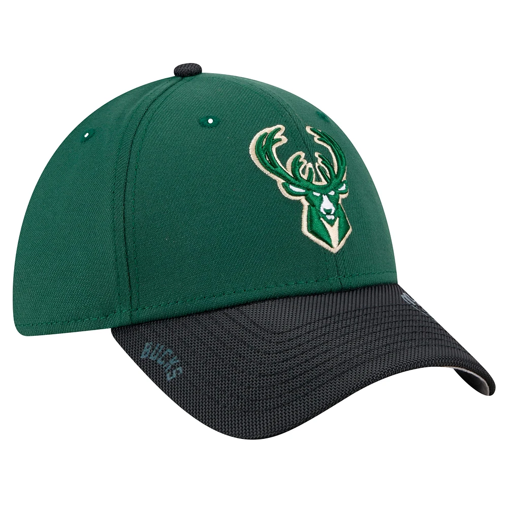 Casquette de baseball New Era Hunter Green Milwaukee Bucks Sport Night Visor Hit 39THIRTY Flex pour homme