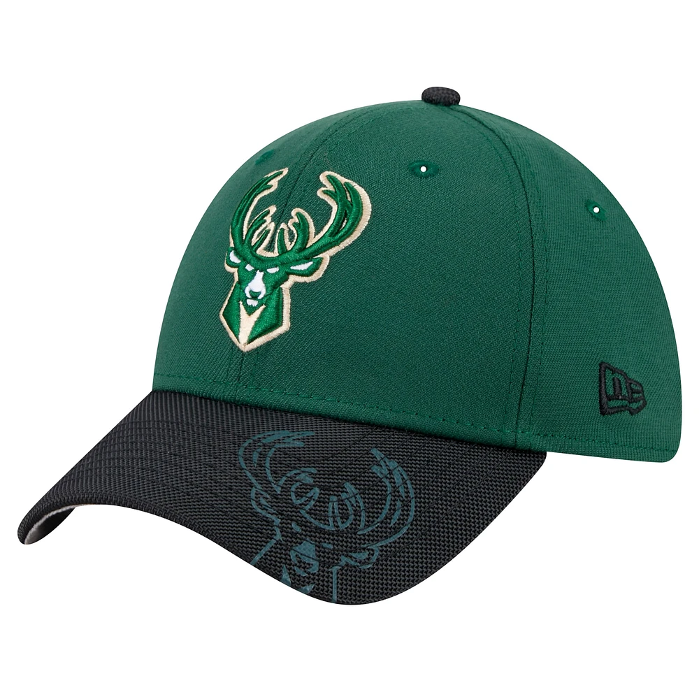 Casquette de baseball New Era Hunter Green Milwaukee Bucks Sport Night Visor Hit 39THIRTY Flex pour homme