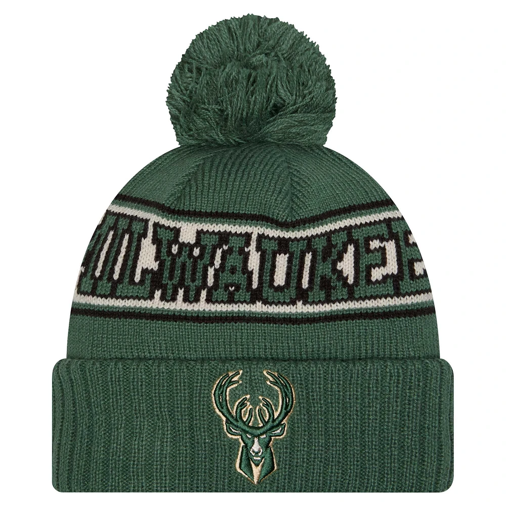 Bonnet en tricot à revers rétro Milwaukee Bucks Hunter Green New Era pour homme avec pompon