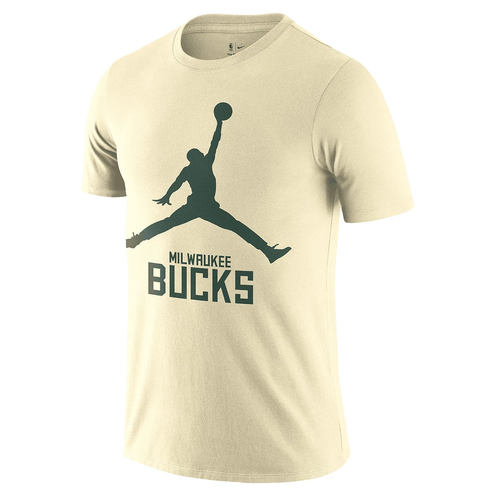 T-shirt Nike Cream Milwaukee Bucks Essential Jumpman pour homme