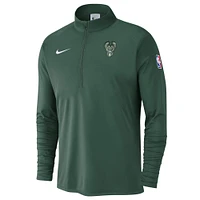 Haut Nike Courtside Performance à demi-zip vert chasseur pour homme Milwaukee Bucks 2024/25