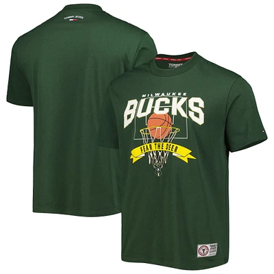 T-shirt Tommy Jeans Milwaukee Bucks Tim Backboard vert chasseur pour homme