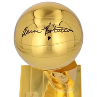 Réplique du trophée Larry O'Brien du champion des finales NBA autographié par Oscar Robertson des Milwaukee Bucks