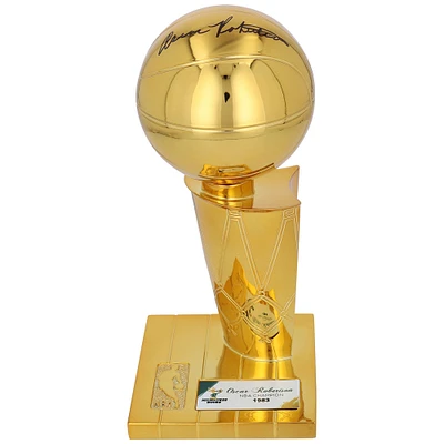 Réplique du trophée Larry O'Brien du champion des finales NBA autographié par Oscar Robertson des Milwaukee Bucks