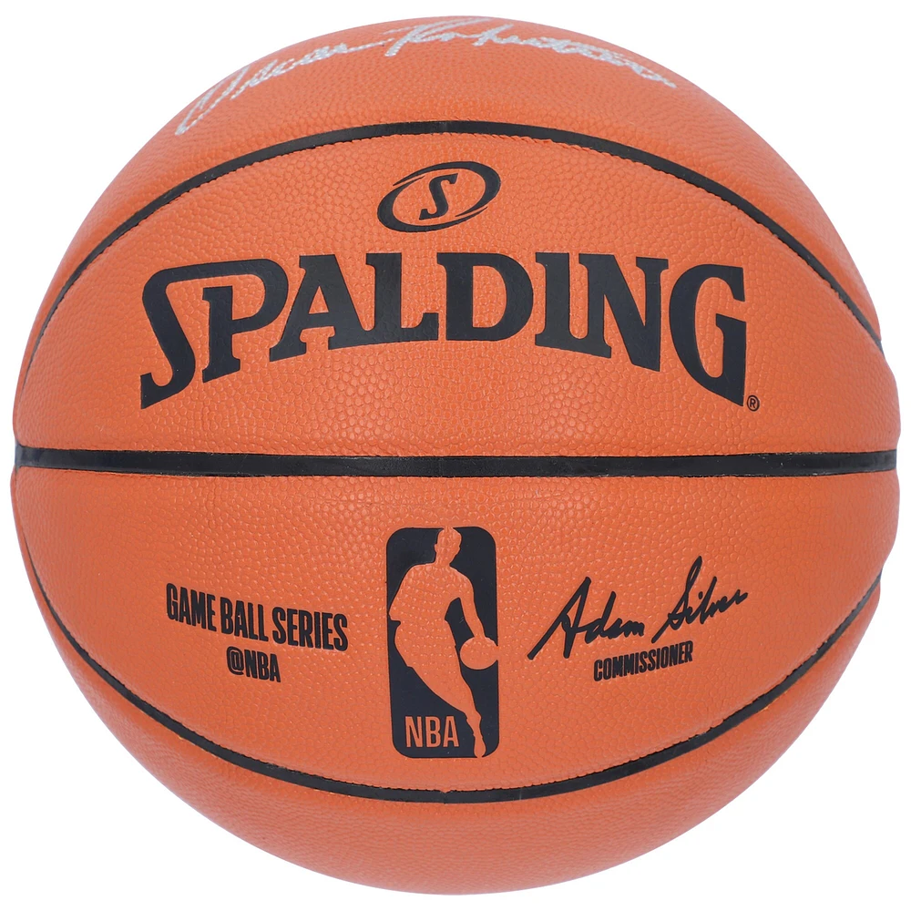Ballon de basket Spalding autographié par Oscar Robertson des Milwaukee Bucks