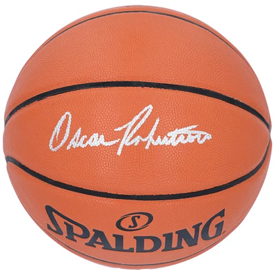 Ballon de basket Spalding autographié par Oscar Robertson des Milwaukee Bucks