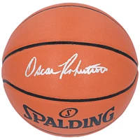Ballon de basket Spalding autographié par Oscar Robertson des Milwaukee Bucks