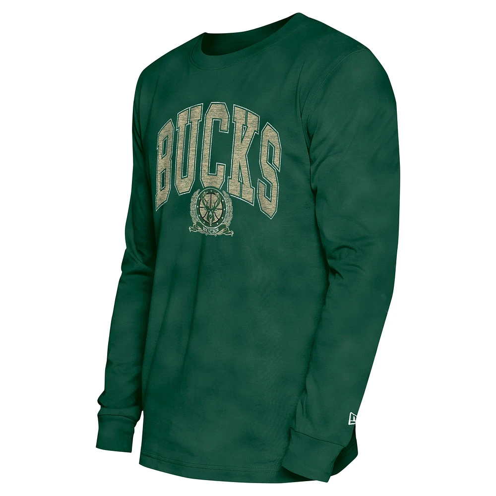 T-shirt à manches longues unisexe New Era Hunter Green Milwaukee Bucks Oversized Essentials Enzyme Wash