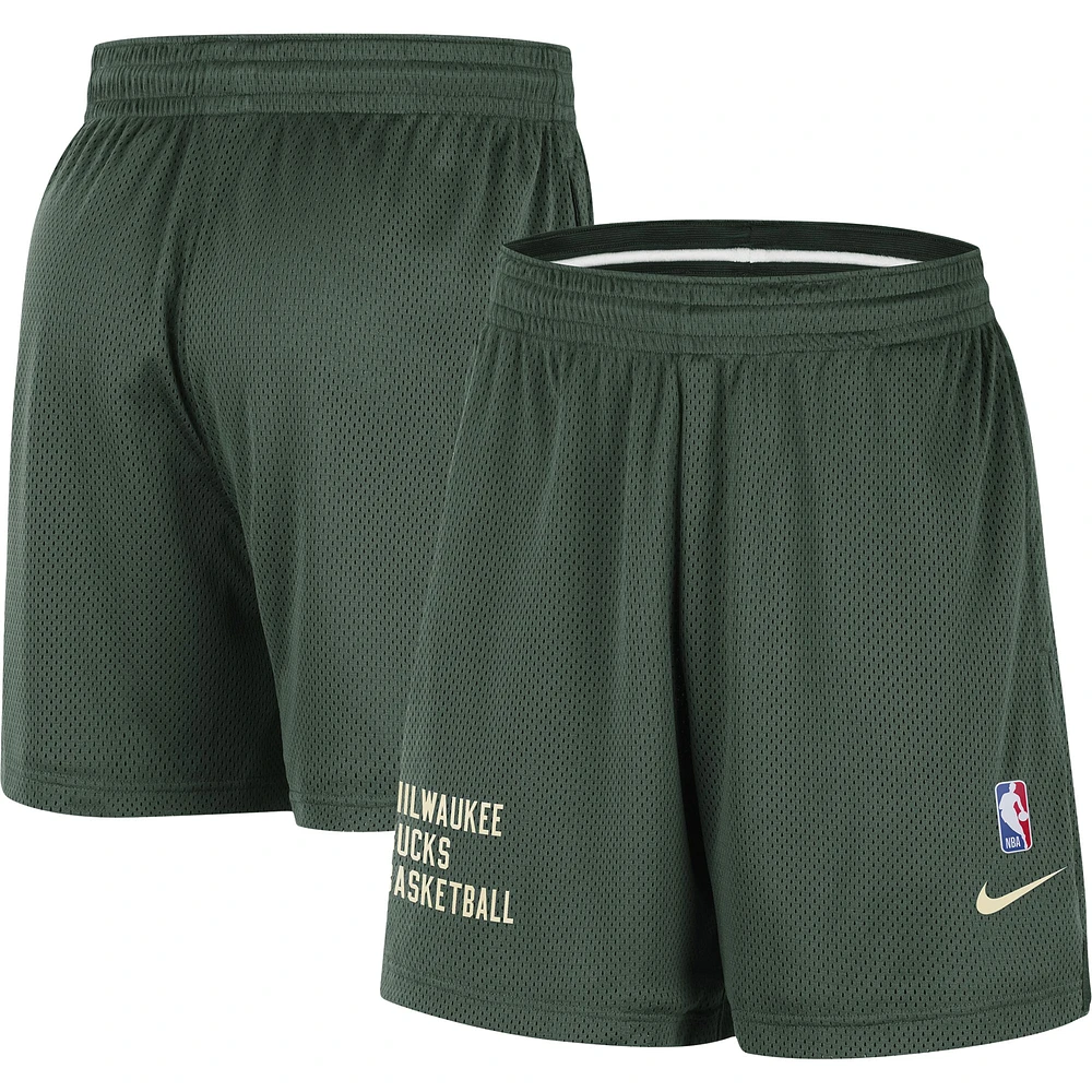 Short d'entraînement de performance d'échauffement unisexe Nike Hunter Green Milwaukee Bucks