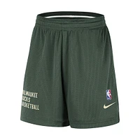 Short d'entraînement de performance d'échauffement unisexe Nike Hunter Green Milwaukee Bucks