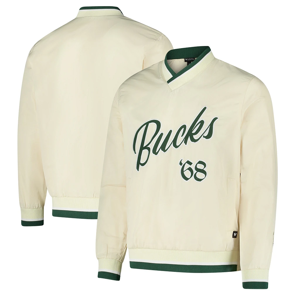 Pull coupe-vent unisexe The Wild Collective crème Milwaukee Bucks Applique