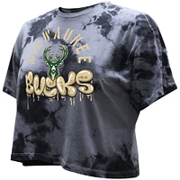 T-shirt court délavé aux cristaux foncés pour femme Stadium Essentials Charcoal Milwaukee Bucks Street Art