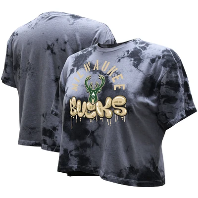 T-shirt court délavé aux cristaux foncés pour femme Stadium Essentials Charcoal Milwaukee Bucks Street Art