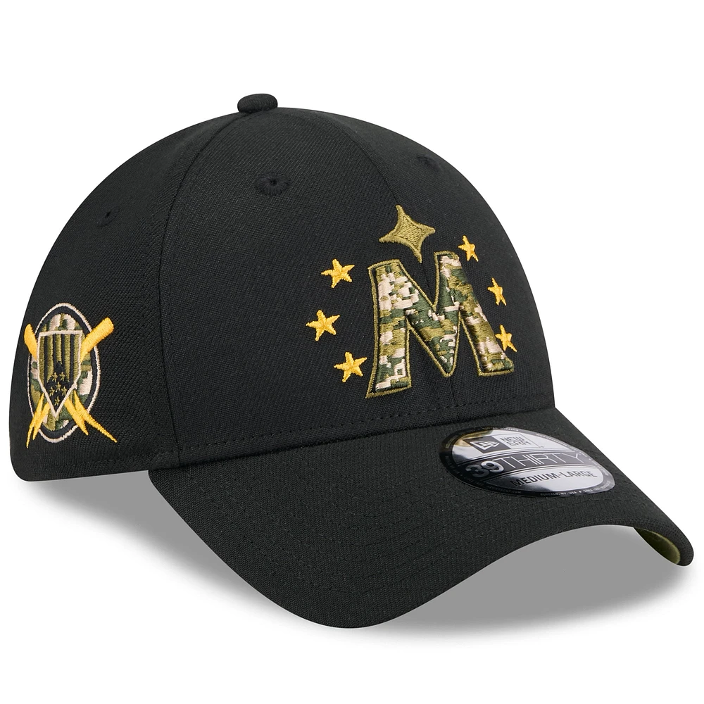 Casquette flexible 39THIRTY pour la Journée des forces armées 2024 New Era noire Twins du Minnesota hommes