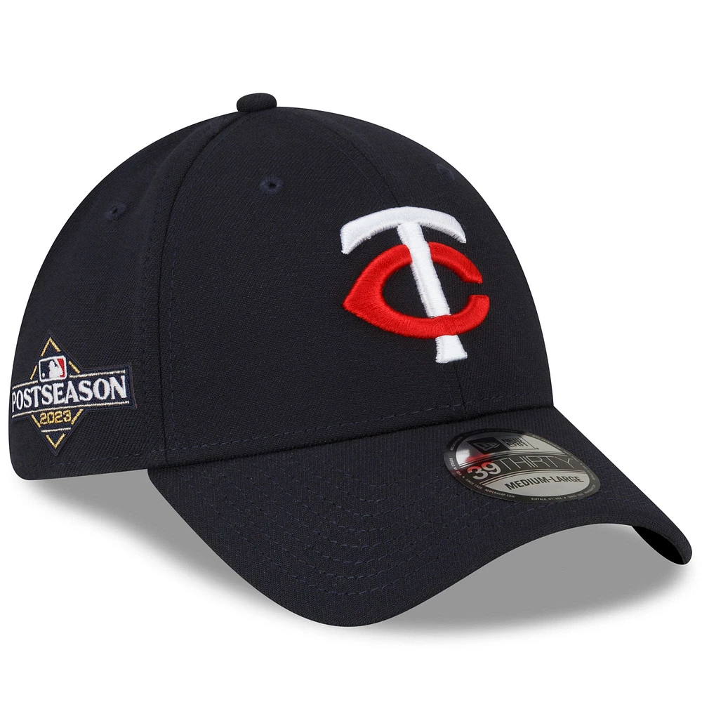 Casquette flexible 39THIRTY Flex sur le côté des séries éliminatoires 2023 New Era pour hommes, bleu marine, Minnesota Twins