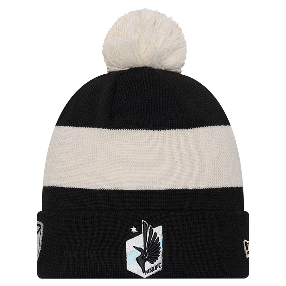 Bonnet en tricot à revers New Era noir Minnesota United FC 2024 Kick Off Collection pour homme avec pompon