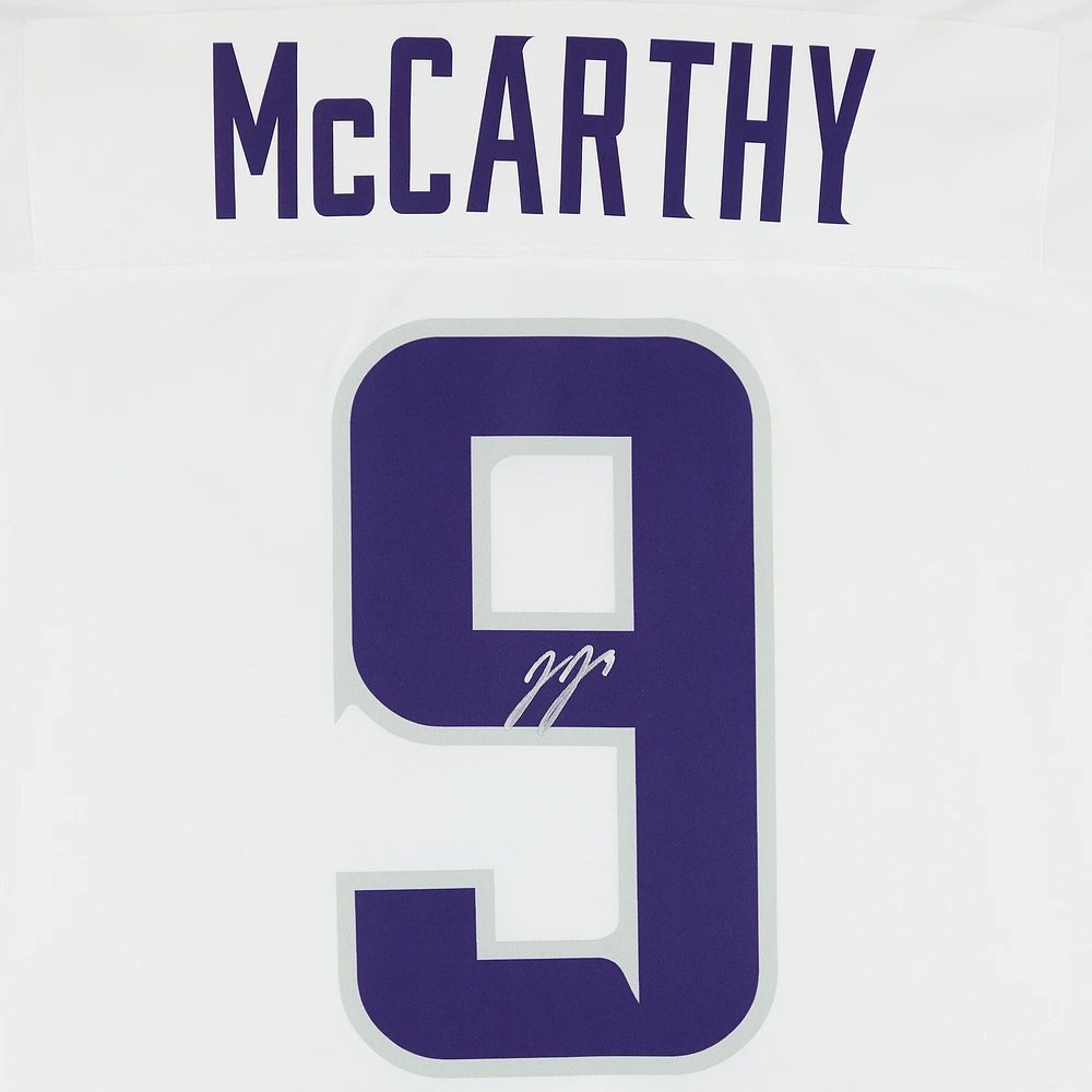 Maillot Nike blanc dédicacé par J.J. McCarthy des Vikings du Minnesota