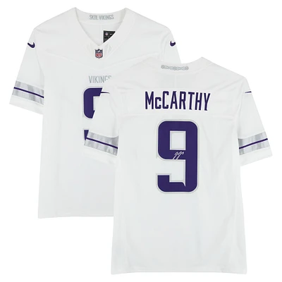 Maillot Nike blanc dédicacé par J.J. McCarthy des Vikings du Minnesota