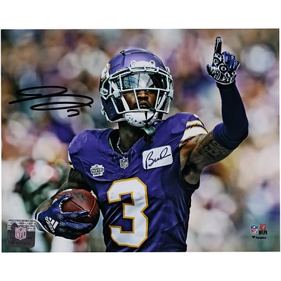 Photographie autographiée de 8" x 10" de Jordan Addison, Minnesota Vikings, pointant vers le haut