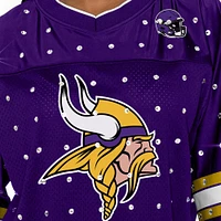 T-shirt à col en V jersey rayures sportives et strass pour femme Gameday Couture violet Minnesota Vikings Kickoff Time