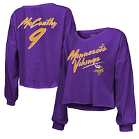 T-shirt court à manches longues et col en V pour femme Majestic Threads J.J. McCarthy avec nom numéro des Vikings du Minnesota, violet