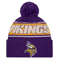 Bonnet en tricot à revers avec pompon pour jeunes Minnesota Vikings 2024 Sideline Sport New Era violet