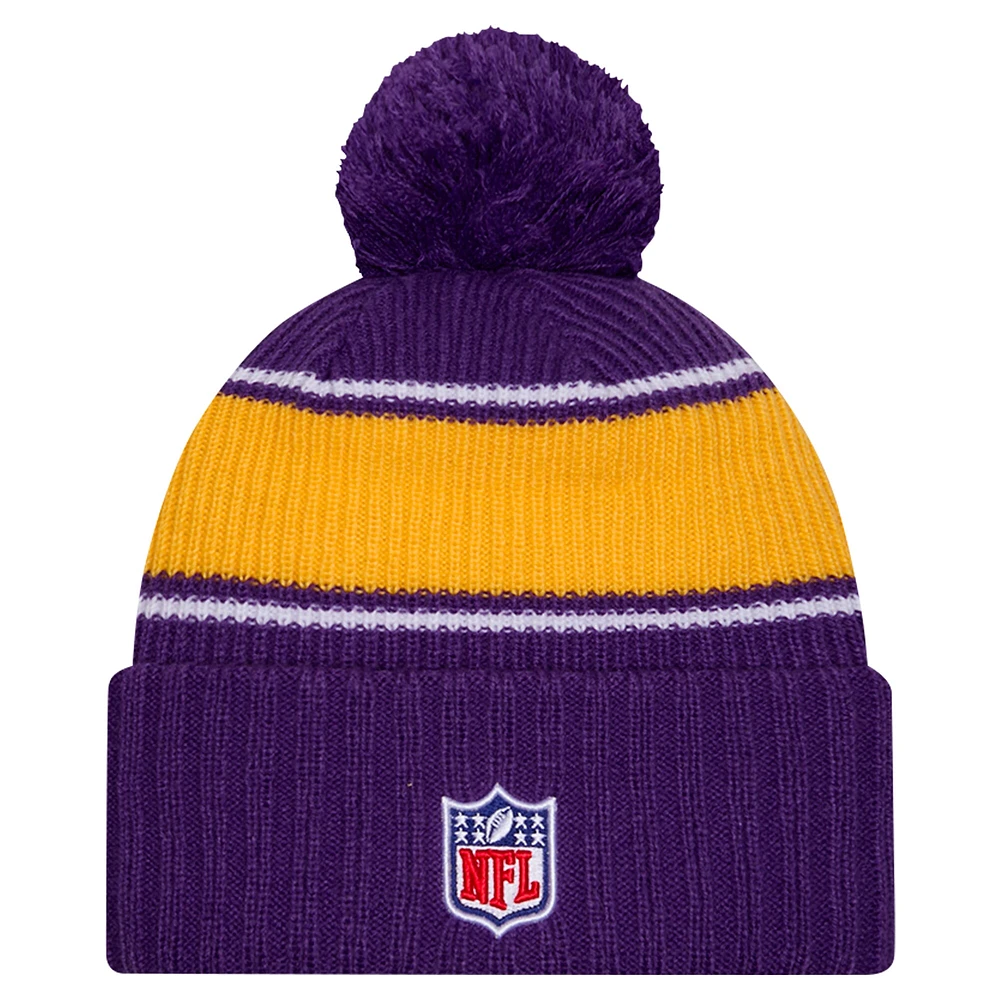 Bonnet en tricot à revers avec pompon pour jeunes Minnesota Vikings 2024 Sideline Sport New Era violet