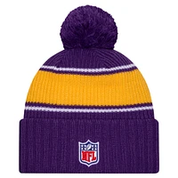 Bonnet en tricot à revers avec pompon pour jeunes Minnesota Vikings 2024 Sideline Sport New Era violet