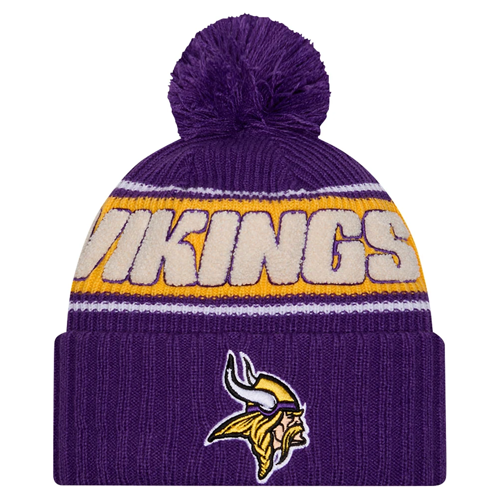Bonnet en tricot à revers avec pompon pour jeunes Minnesota Vikings 2024 Sideline Sport New Era violet