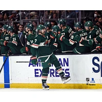 Marcus Foligno, joueur non signé du Wild Minnesota, célèbre un but avec ses coéquipiers