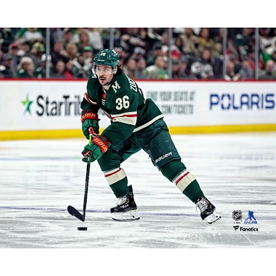 Mats Zuccarello, patins non signés du Wild Minnesota avec la rondelle lors premier match de première ronde des séries éliminatoires Coupe Stanley 2022