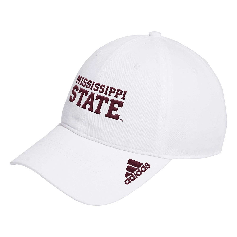 Casquette ajustable blanche adidas Mississippi State Bulldogs Locker Room Wordmark Slouch pour homme