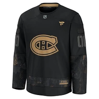 Maillot d'entraînement personnalisé d'appréciation militaire des Canadiens de Montréal 2024 Fanatics pour hommes noir