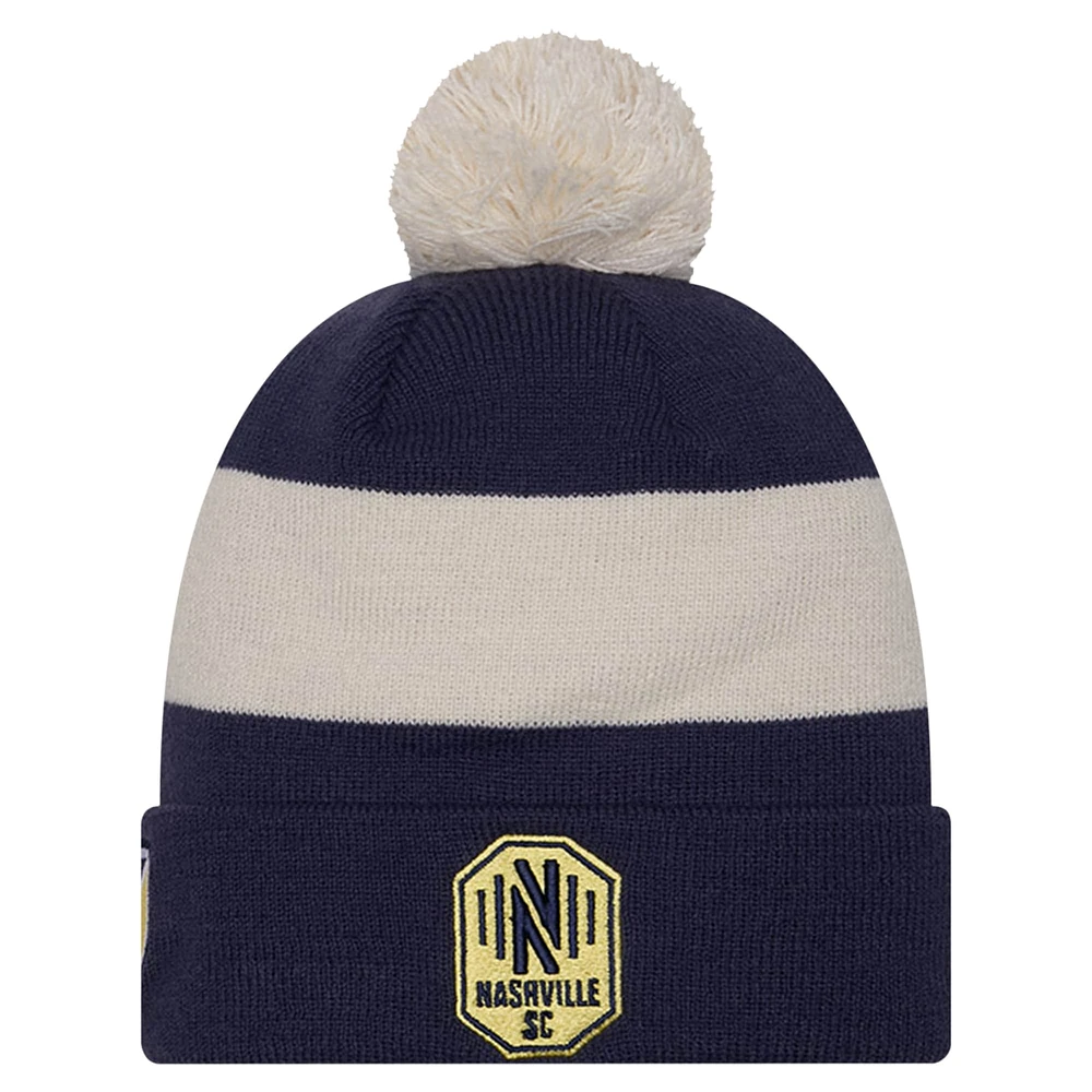 Bonnet en tricot à revers pour homme New Era bleu marine Nashville SC 2024 Kick Off Collection avec pompon