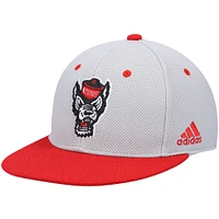 Casquette de baseball ajustée sur le terrain adidas NC State Wolfpack pour hommes