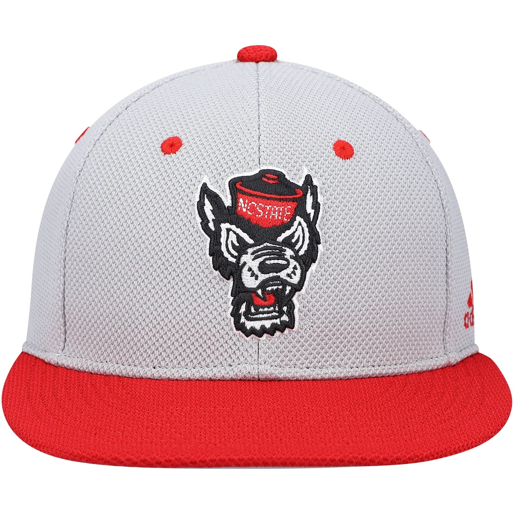 Casquette de baseball ajustée sur le terrain adidas NC State Wolfpack pour hommes