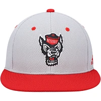 Casquette de baseball ajustée sur le terrain adidas NC State Wolfpack pour hommes