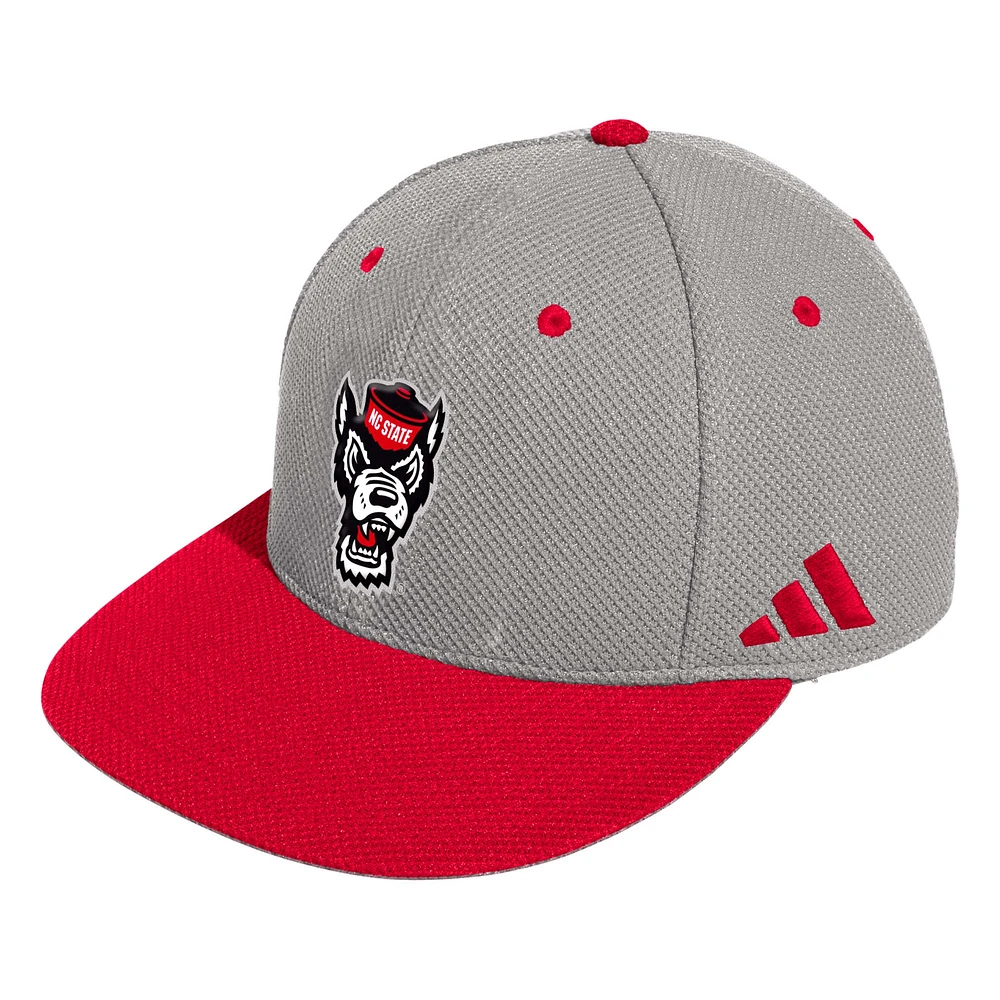 Casquette de baseball ajustée sur le terrain adidas NC State Wolfpack pour hommes