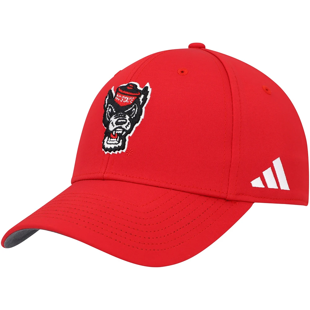 Casquette flexible NC State Wolfpack 2021 Sideline Coaches adidas rouge pour homme