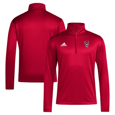 Haut adidas rouge NC State Wolfpack 2024 Coaches Sideline à fermeture éclair quart de tour pour homme